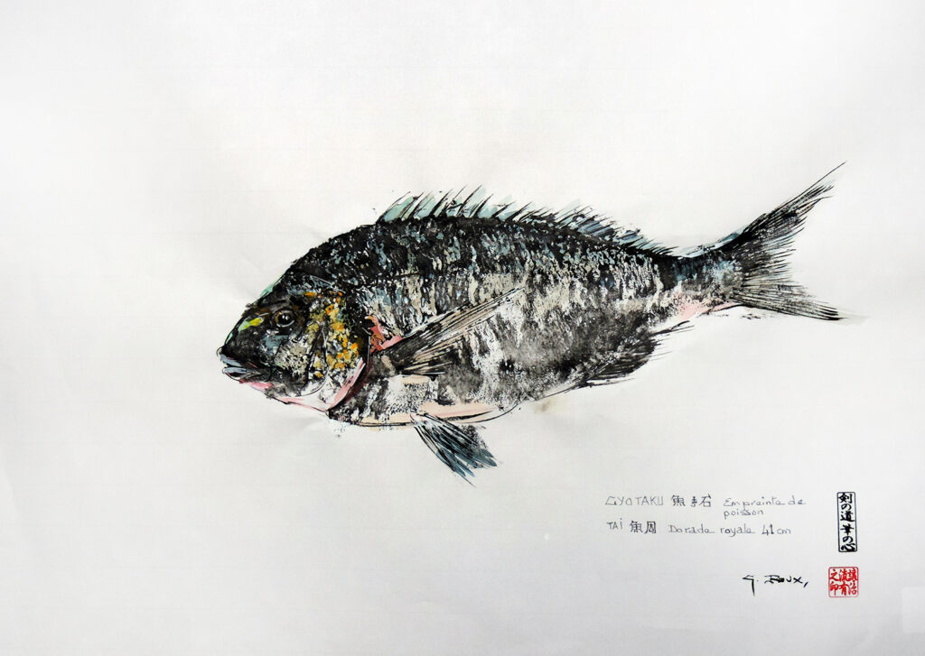 Collection de Gyotakus (empreintes de poissons traditionnelles japonaises) réalisée par l'artiste Georges Roux. Cette série présente diverses espèces comme la dorade, le baliste et le hareng, rehaussées de couleurs et d'annotations calligraphiées.