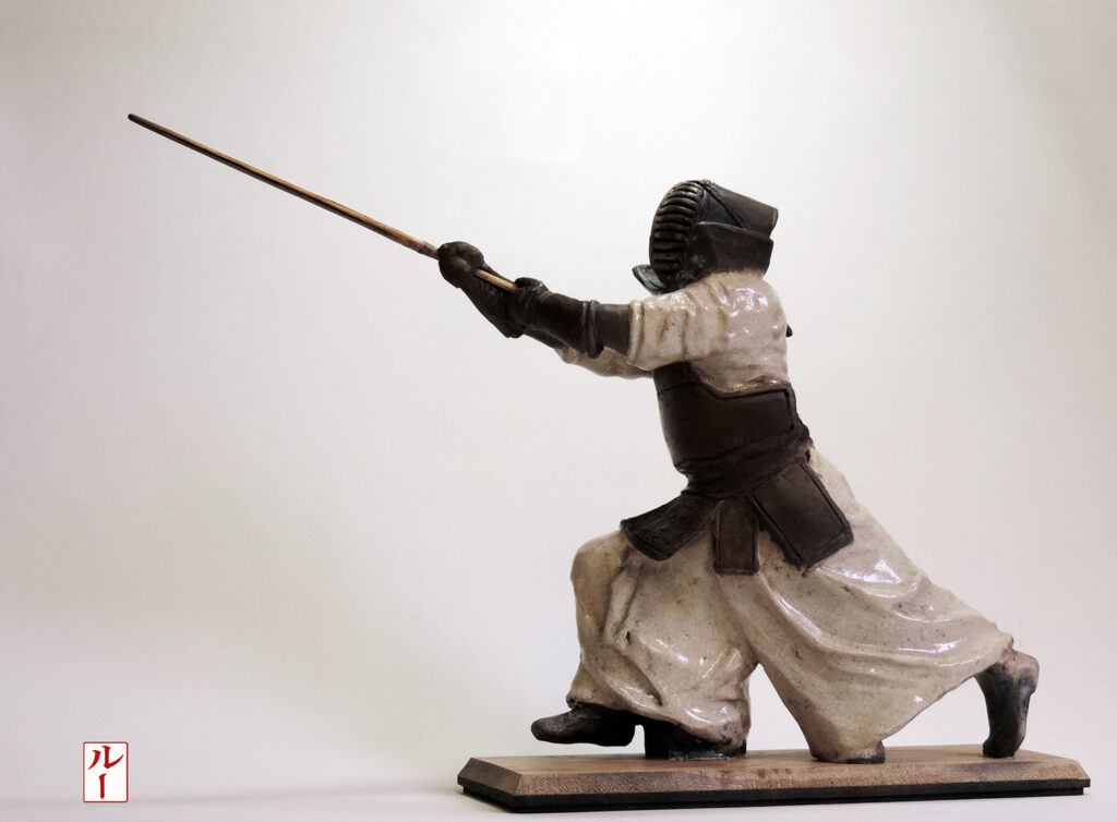 Sculpture Raku représentant un combattant de Kendo, réalisée par le sculpteur Georges Roux à Saint-Nazaire