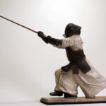 Sculpture Raku représentant un combattant de Kendo, réalisée par le sculpteur Georges Roux à Saint-Nazaire