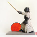 Sculpture Raku représentant un combattant de Kendo, réalisée par le sculpteur Georges Roux à Saint-Nazaire