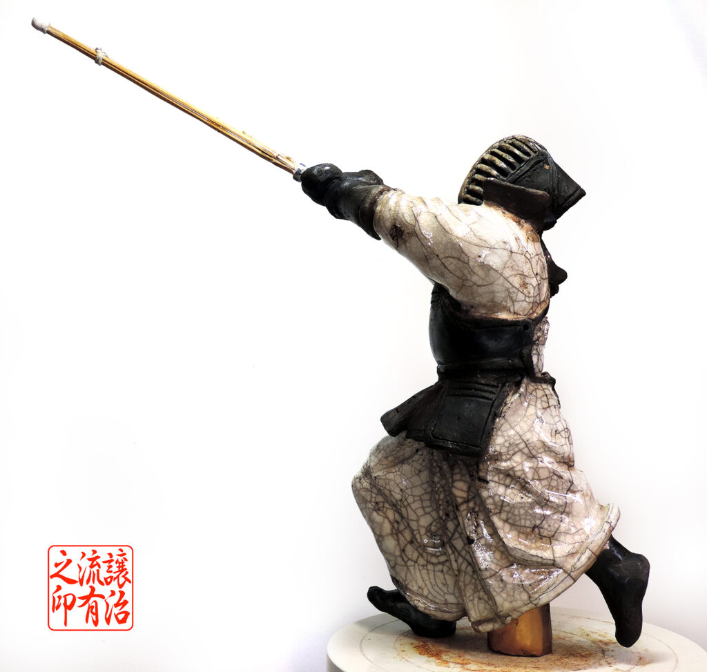Sculpture Raku représentant un combattant de Kendo, réalisée par le sculpteur Georges Roux à Saint-Nazaire
