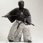 Statue en céramique Raku thème Iaido, création artisanale de Georges Roux, artiste nazairien