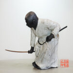 Statue en céramique Raku thème Iaido, création artisanale de Georges Roux, artiste nazairien