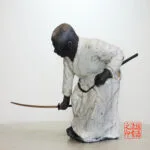 Statue en céramique Raku thème Iaido, création artisanale de Georges Roux, artiste nazairien — Georges Roux