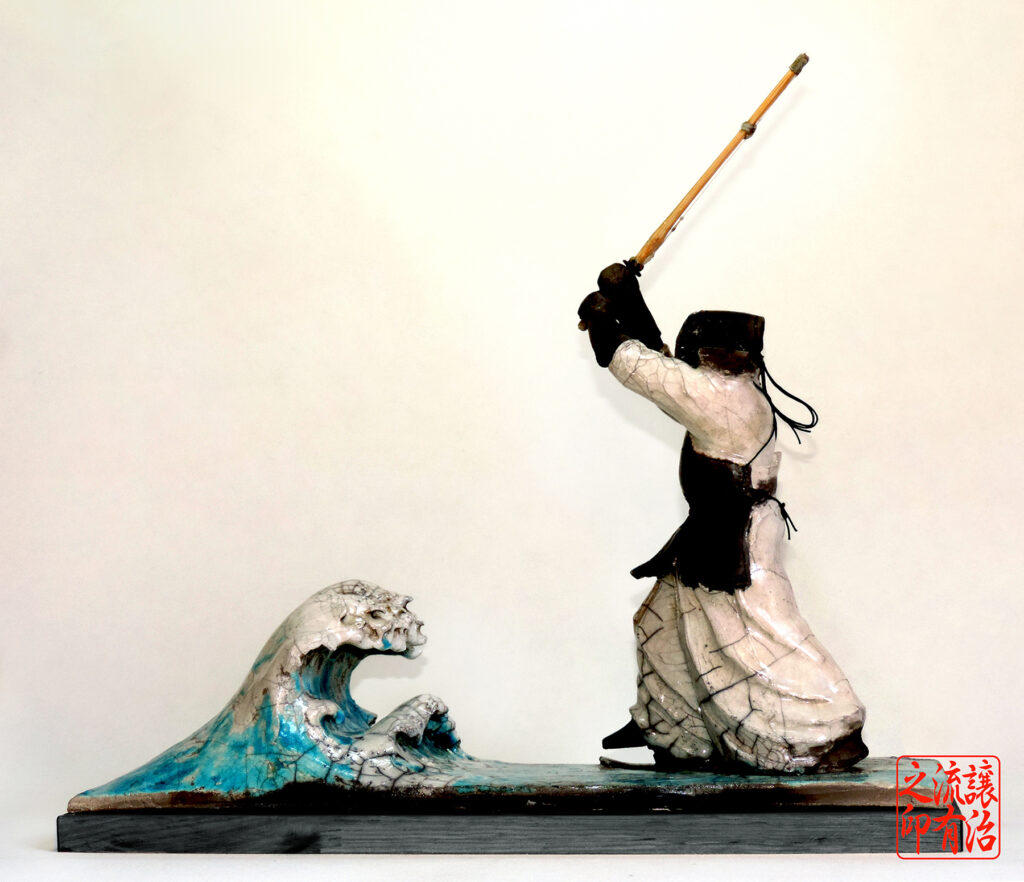 Sculpture Raku représentant un combattant de Kendo, réalisée par le sculpteur Georges Roux à Saint-Nazaire