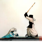 Sculpture Raku représentant un combattant de Kendo, réalisée par le sculpteur Georges Roux à Saint-Nazaire