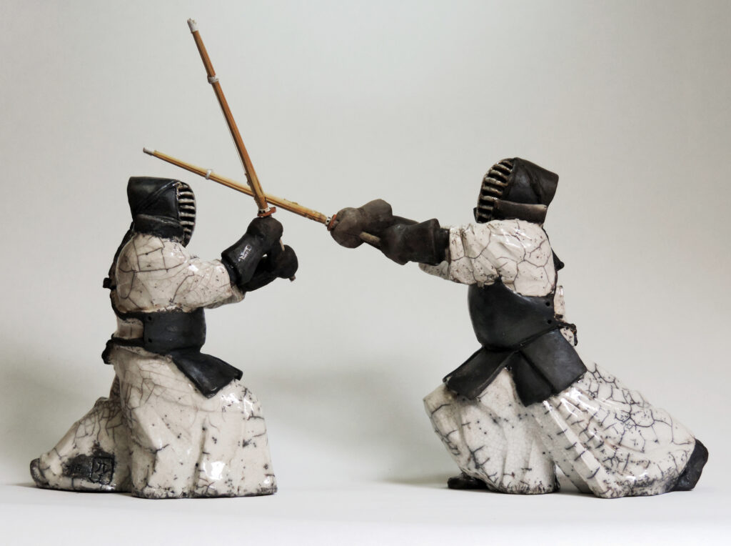 Sculpture Raku représentant un combattant de Kendo, réalisée par le sculpteur Georges Roux à Saint-Nazaire