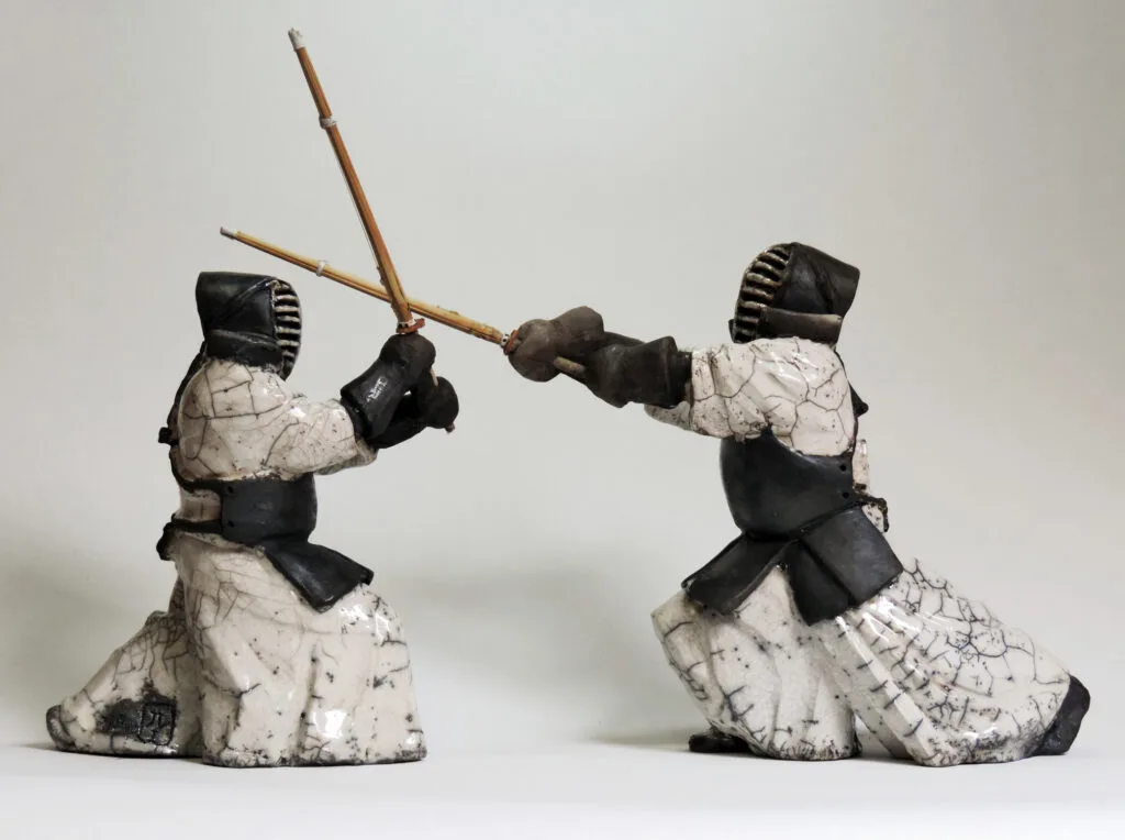 Sculpture Raku représentant un combattant de Kendo, réalisée par le sculpteur Georges Roux à Saint-Nazaire